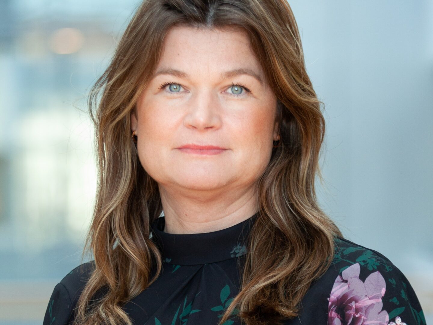 Portrett av en dame i blomstrete bluse