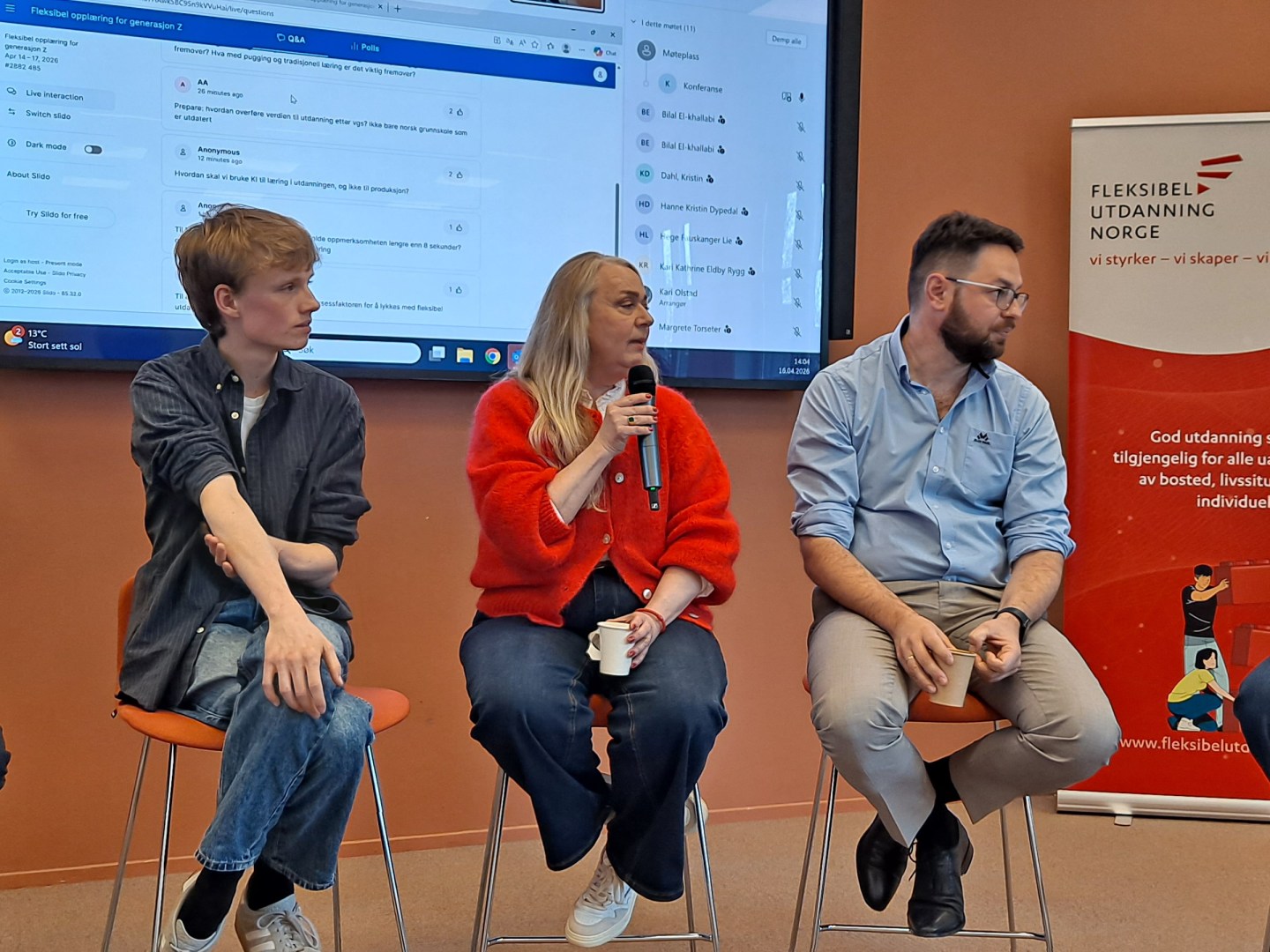 En panelsamtale der fire voksne og en ungdom sitter foran et lerret med spørsmål.