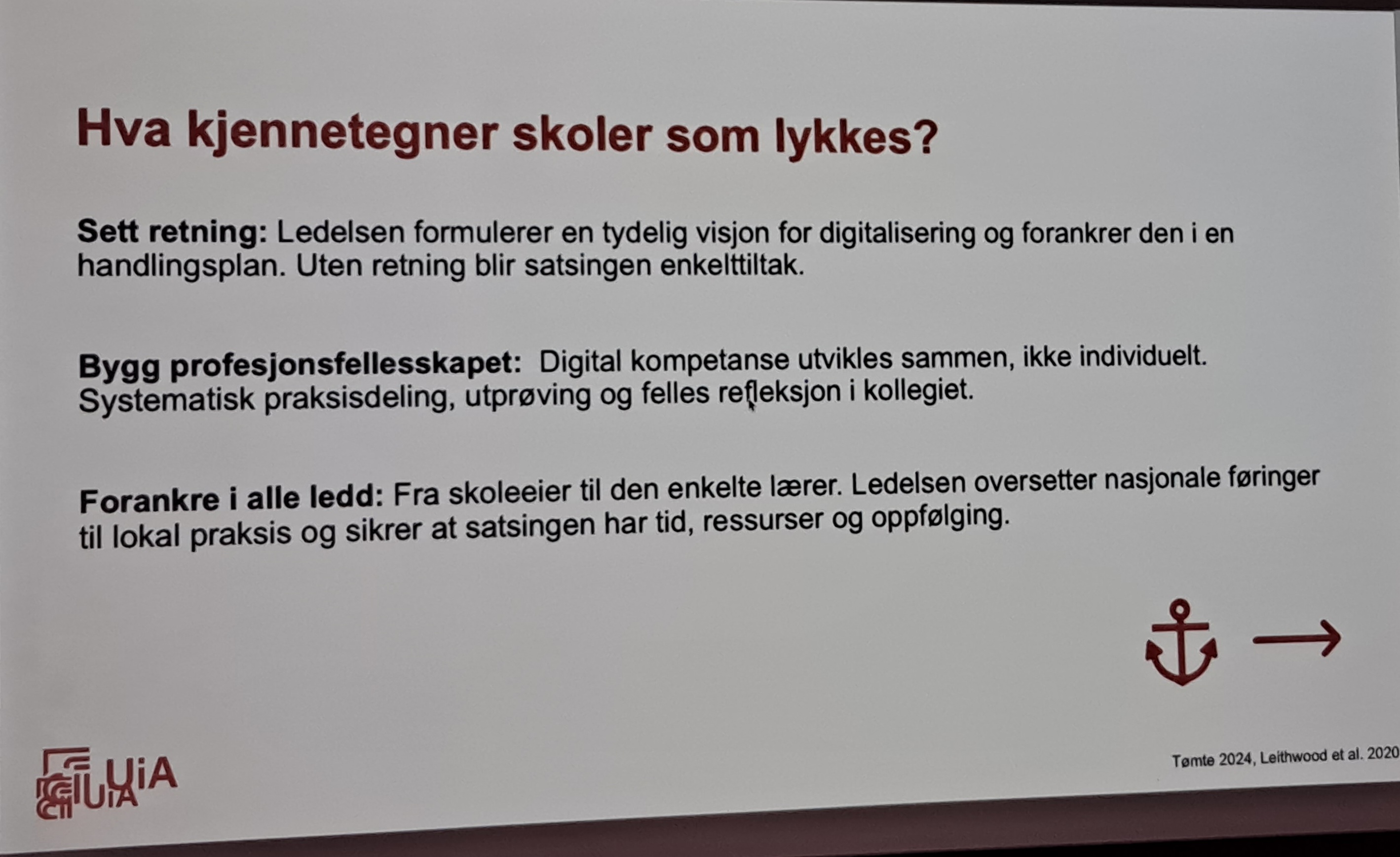 Slides som viser suksesskriterier for skoler som lykkes med digital utvikling:  Sett retning, bygg profesjonsfellesskap og forankre i alle ledd.